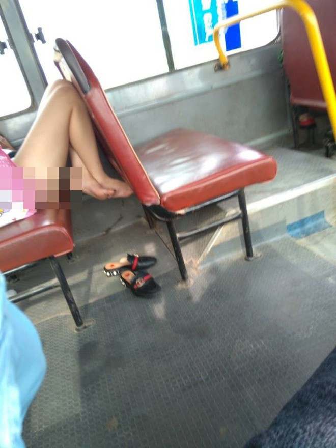 Mới đây trên mạng xã hội, hình ảnh một cô gái xuất hiện trên xe buýt khiến cộng đồng mạng phải chú ý. Cô đang co chân để gác lên ghế ngồi và hậu quả là những hình ảnh nhạy cảm bị lộ ra ngoài bởi phong cách ăn mặc thiếu vải.