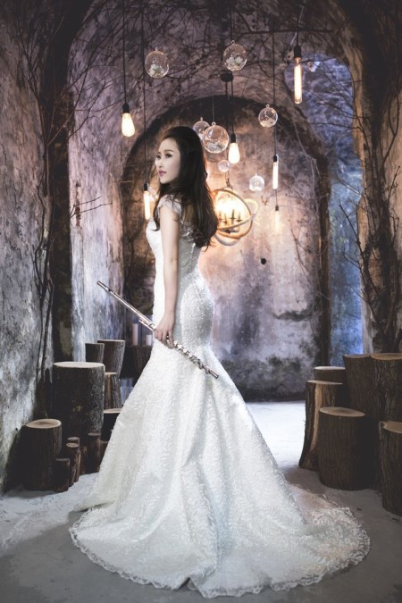 "Chương Chi Mỹ Nhân" tên thật là Nguyễn Hân Ly, sinh năm 1991 tại Bắc Giang. Với niềm đam mê âm nhạc, năm 10 tuổi Hân Ly đã chuyển lên Hà Nội để theo học tại Học viện Âm nhạc Việt Nam.