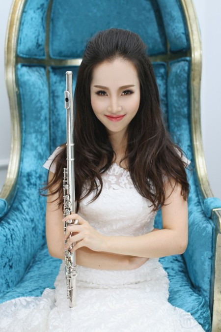 Thời gian gần đây, cư dân mạng và nhiều người mê nhạc giao hưởng ở Việt Nam đang bị mê hoặc bởi tài năng và sắc đẹp của cô nàng "hot girl thổi sao" có nickname mỹ nhân Chương Chi.