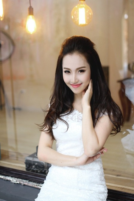 Sau một thời gian học tập tại Việt Nam, bằng tài năng của mình, Hân Ly có may mắn được suất học bổng sang Nga tu nghiệp và từ đó, cô mỹ nhân xinh đẹp này được đến rất nhiều nước để lưu diễn.