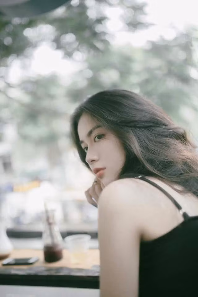 Không chỉ đẹp, Vi Nguyễn còn có thần thái chụp ảnh như người mẫu và phong cách ăn mặc ấn tượng chẳng kém cạnh những đàn chị được đào tạo chuyên nghiệp. Ngoài thời gian lên lớp, sở thích của Vi Nguyễn là du lịch nước ngoài cùng gia đình. Cô bạn là mẫu con gái hiện đại, độc lập.