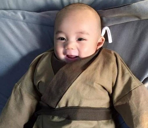 Sỡ hữu khuôn mặt phúc hậu, đôi mắt to tròn, nụ cười tươi rói, cậu bé tiểu sư khiến mọi người bị thu hút ngay từ cái nhìn đầu tiên.