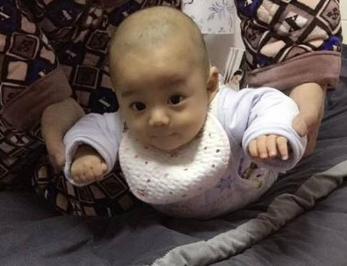 Được biết, cậu bé này có tên Meng Meng, đang sinh sống tại Trung Quốc.