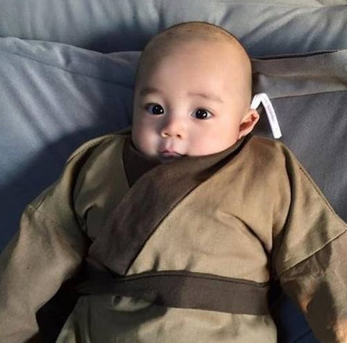 Gần như ngay lập tức, "tiểu sư phụ" này đã trở thành tâm điểm chú ý của dân mạng.