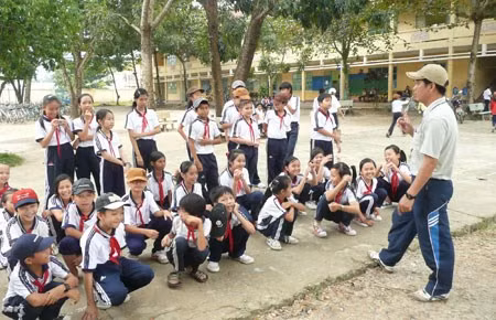 Nickname Hoàng Tuấn chia sẻ thêm rằng: "Nói vậy thôi chứ các bạn nữ cũng có nhiều thế mạnh lắm, thử thi nhảy dây xem, chưa chắc các anh em đã ăn được đâu nhé. Mình là minh chứng rồi, các chị nhảy dây cực siêu khiến anh em phải lác mắt".