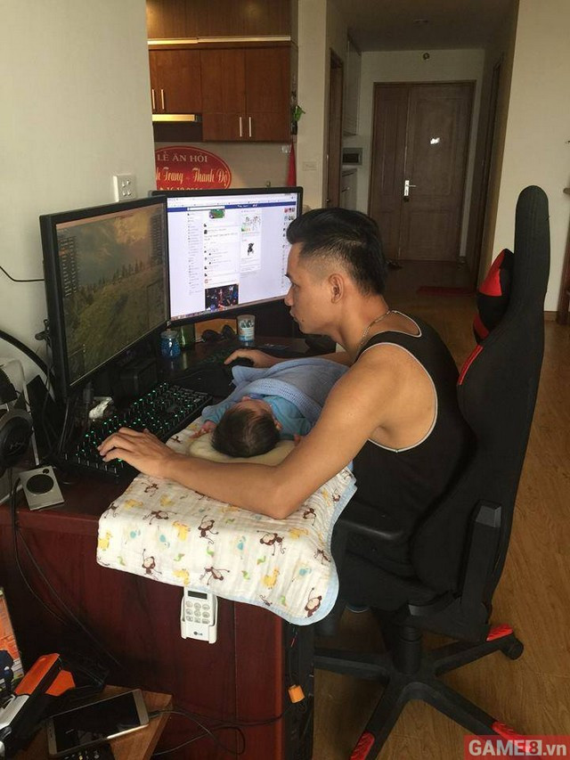 Nhiều ông bố đã đưa ra sáng kiến rằng đặt con lên bàn, đeo tai nghe và ru cho chúng ngủ để mình có thể thoải mái chơi game.