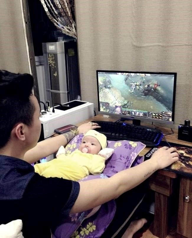 Cách xử trí của ông bố khiến dân mạng bức xúc. Không những bỏ bê con cái, người đàn ông này còn ngăn cản các hoạt động bình thường của bé. Chưa kể khi bóc băng dính ra, em bé sẽ bị đau.