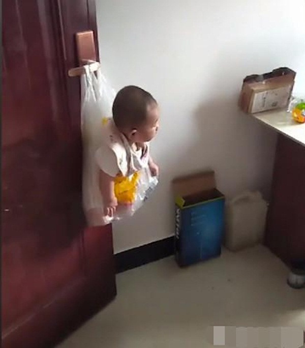 Còn nickname M.H thì cho biết: "Mình đã gặp trường hợp này rồi. Chính ông chồng mình chứ đâu. Nhờ trông con để chạy đi chợ thì về mở cửa ra thấy con đang bị cho vào túi ni-lon treo lủng lẳng ở cửa tủ. Trong khi bố thì đang cắm mặt vào chơi game".