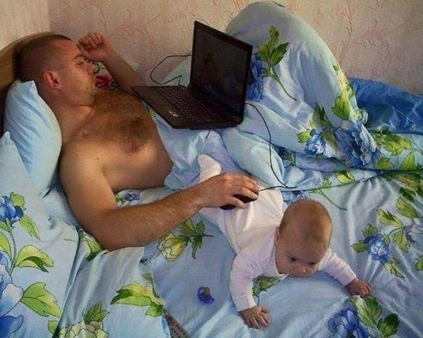 Chắc hẳn, người mẹ khi nhìn thấy cảnh này sẽ thấy xót. Dưới phần bình luận, nhiều tài khoản chỉ trích "tối kiến" của người bố.