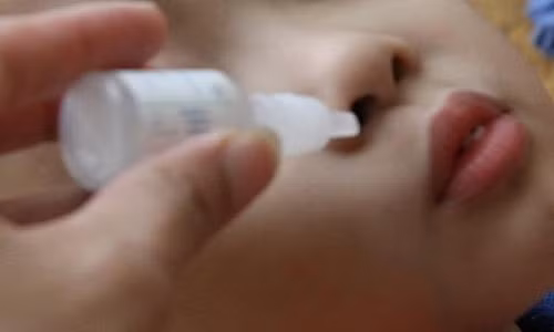 Chet dung vi xit nuoc muoi sinh ly khien con suyt mu mat