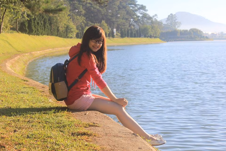 Nói về tình yêu của mình với chồng và bóng đá, cô bạn sinh năm 1995 nói: "Từ đâu, tôi không biết tới bóng đá, thế nhưng sau những lần theo anh Vũ ra sân xem thi đấu tôi bắt đầu say mê với môn thể thao này".