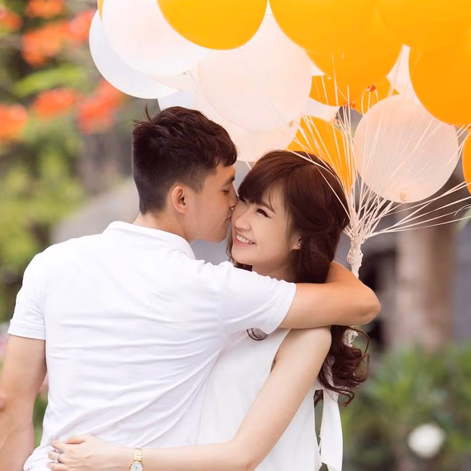 Lê Trần Tố Oanh sinh năm 1993 tại Đà Lạt. Hiện cô nàng đang sinh sống và làm việc tại TP HCM.