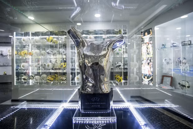 Ngoài danh hiệu quả bóng vàng thế giới thì Cris Ronaldo còn liên tục lọt vào top những cầu thủ xuất sắc nhất châu Âu do UEFA bình chọn.