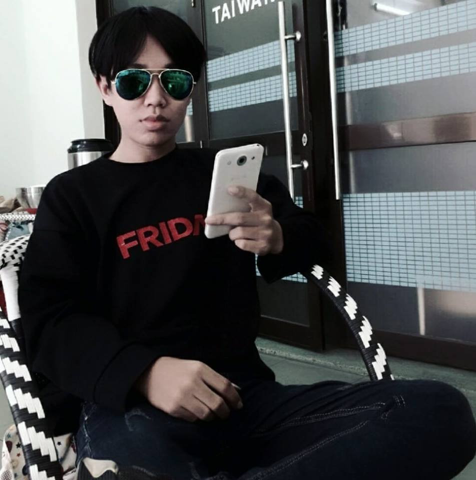 Chân dung chàng trai 9X vẽ tranh đẹp hơn cả người thật khiến CĐM săn lùng.