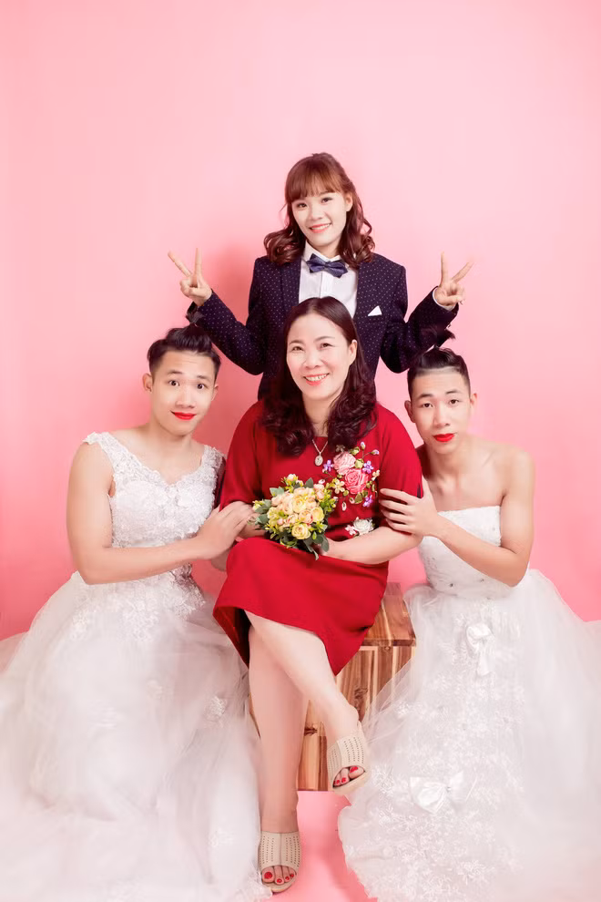 Trong ảnh là Trinh chụp cùng mẹ - cô Nguyễn Thị Nga, 47 tuổi và hai em trai là Lưu Đức Anh Minh (SN 1997), sinh viên trường Cao đẳng Xây dựng và Lưu Đức Hào Quang (SN 1999), sinh viên Đại học Điện lực.