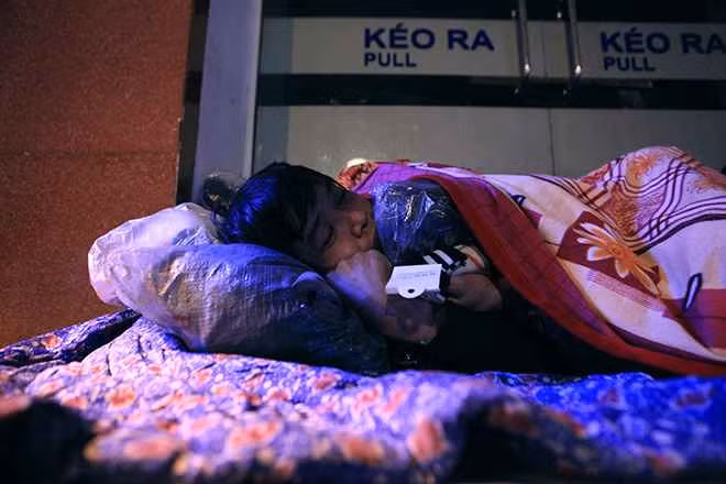 Nhìn những bức ảnh này, chắc hẳn nhiều người sẽ phải ứa nước mắt vì ở trong nhà chăn ấm đệm êm còn khó chịu với cái lạnh 10 - 13 độ C của Hà Nội thì những người ngoài đường lạnh còn lạnh hơn thế nữa.