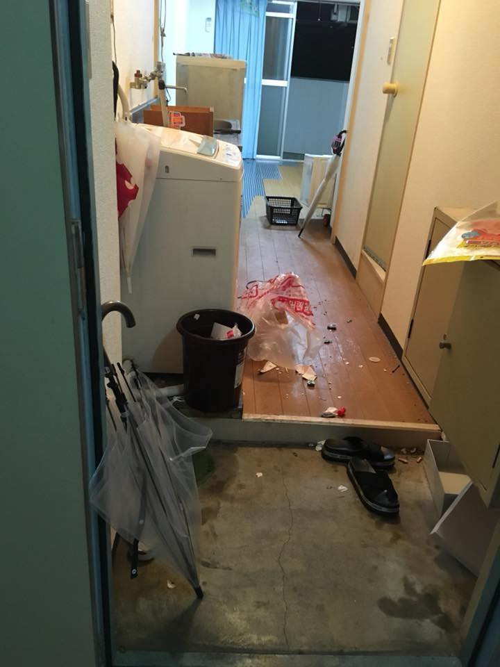 Nhiều dân mạng đứng trước những bức ảnh trên đã lên tiếng cho rằng chủ nhà bàn giao nhà sạch sẽ thì cũng nên tôn trọng họ, đi hay ở thì cũng nên thông báo với họ 1 câu.