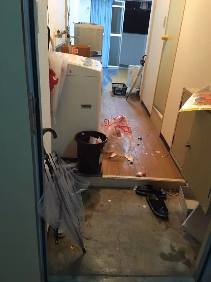 Nhiều dân mạng đứng trước những bức ảnh trên đã lên tiếng cho rằng chủ nhà bàn giao nhà sạch sẽ thì cũng nên tôn trọng họ, đi hay ở thì cũng nên thông báo với họ 1 câu.