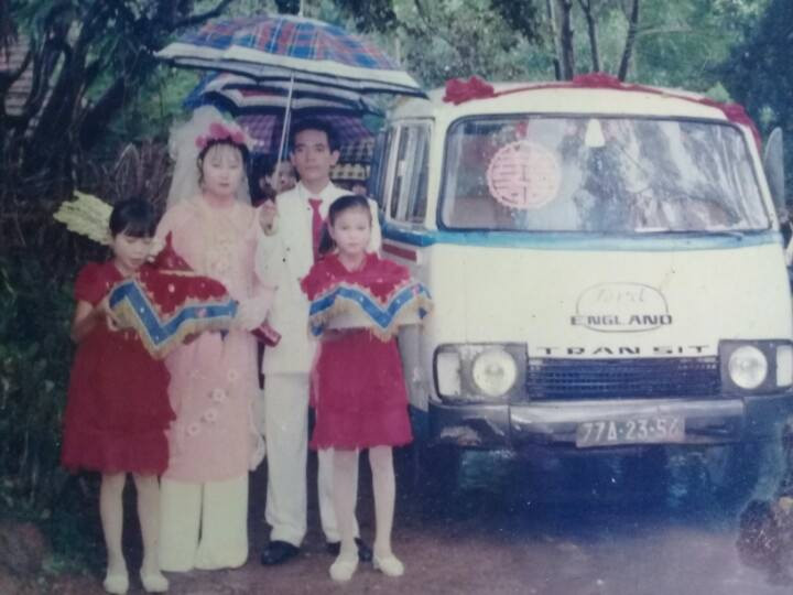 Mới đây một bạn trẻ đã chia sẻ lên mạng xã hội những tấm ảnh cũ, ghi lại hình ảnh đám cưới xưa giản dị mà ấm cúng của bố mẹ bạn ấy cách đây đã lâu, khi phần son của các bậc phụ huynh còn khiến họ có khuôn mặt trắng bệch như vẽ vôi lên mặt.