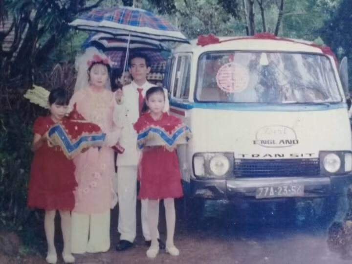 Mới đây một bạn trẻ đã chia sẻ lên mạng xã hội những tấm ảnh cũ, ghi lại hình ảnh đám cưới xưa giản dị mà ấm cúng của bố mẹ bạn ấy cách đây đã lâu, khi phần son của các bậc phụ huynh còn khiến họ có khuôn mặt trắng bệch như vẽ vôi lên mặt.