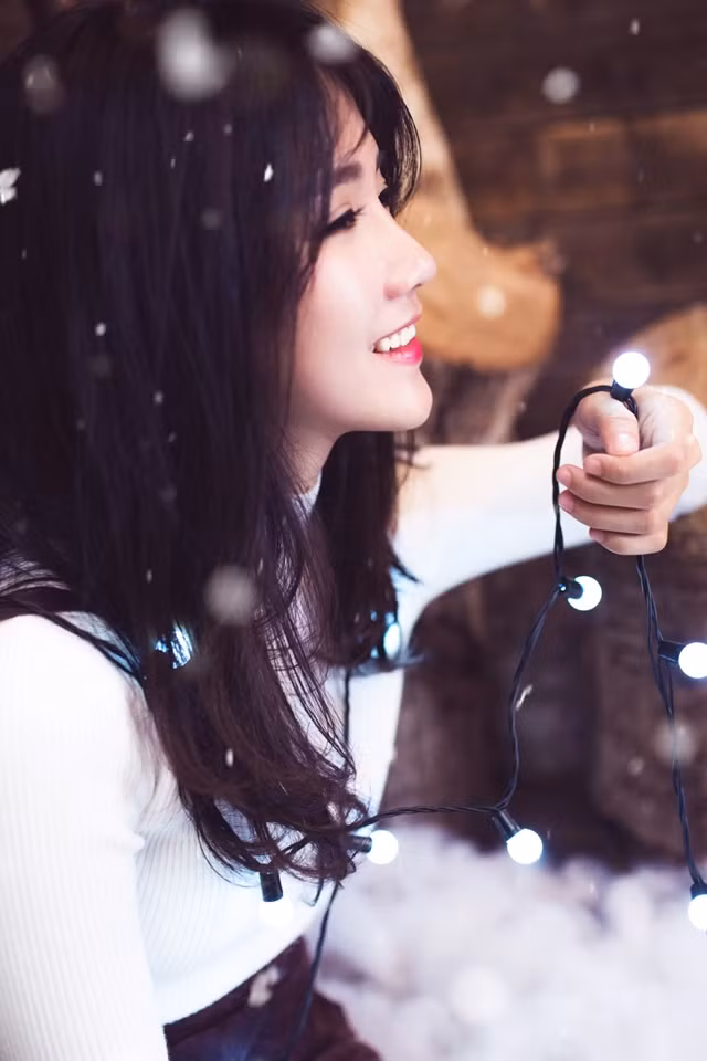 Nụ cười "tỏa sáng" cùng làn da trắng mịn màng giúp cô hot girl này đánh gục cư dân mạng.