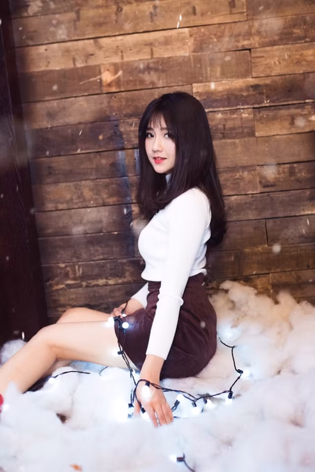 Khác với những bộ ảnh Giáng sinh khác, Kiều Trinh đã chọn cho mình trang phục tương đối lạ lẫm. Cô không chọn những màu truyền thống của lễ Noel như xanh lá hay đỏ mà cô giản dị với chiếc áo len trắng cao cổ và chiếc chân váy ngắn gợi cảm.