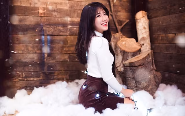 Trong bộ ảnh mới của mình, hot girl trà sữa phiên bản Việt đã truyền tải một "tinh thần" Giáng sinh nhẹ nhàng và rất ấm cúng trong căn nhà gỗ với những bông tuyết trắng.