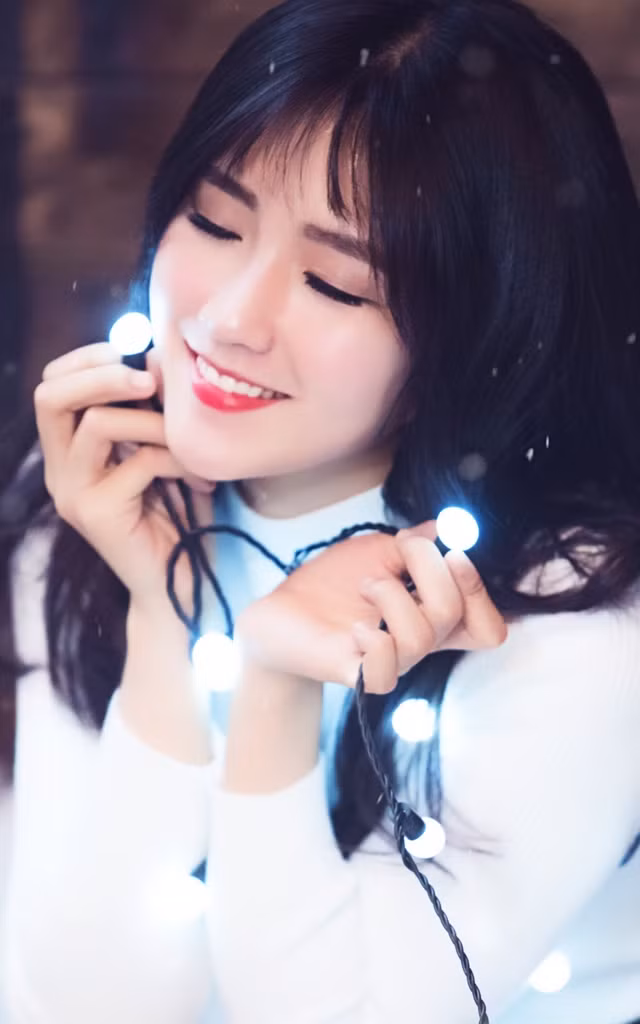 Chỉ ít phút đăng tải bộ ảnh Giáng sinh của mình, Kiều Trinh nhận được rất nhiều phản hồi tích cực từ cư dân mạng. Ảnh: FBNV.