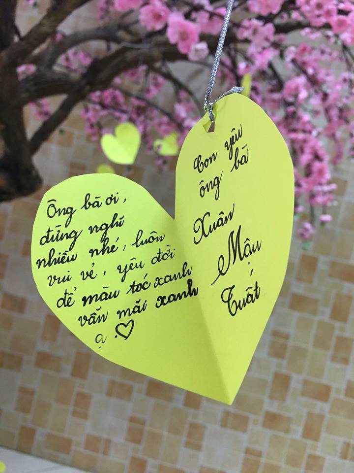 Bài viết của Nguyễn Chi ngay khi chia sẻ đã chạm đến trái tim nhiều người, họ thấy lòng mình lắng lại khi nhìn thấy niềm vui nhỏ nhoi của các cụ.