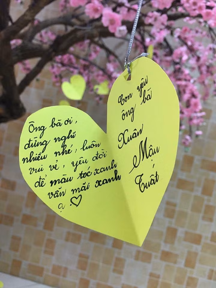 Bài viết của Nguyễn Chi ngay khi chia sẻ đã chạm đến trái tim nhiều người, họ thấy lòng mình lắng lại khi nhìn thấy niềm vui nhỏ nhoi của các cụ.