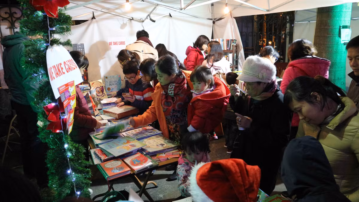 Cầm một cốc rượu vang nóng được nấu các hương liệu thơm lừng như quế, vỏ cam và táo xanh dạo bước xung quanh nhà thờ dưới thời tiết lạnh và mưa lất phất của Hà Nội quả "chuẩn vị" Giáng Sinh.