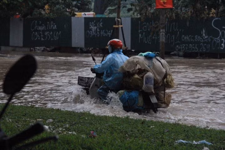 Theo chị Tuyết Mai (nhân viên văn phòng, Hà Nội) cho biết: "Một cảnh tượng thật hãi hùng, sáng bước chân ra khỏi cửa đi làm thấy xung quanh toàn nước. Tôi phải đứng ngoài đường đến hơn 1 tiếng đồng hồ và nhích từng mét một trên con đường đến cơ quan". Ảnh: Thuy Vu.