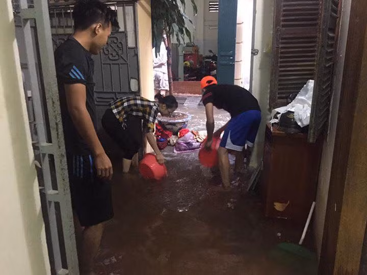 Cảnh tát nước tại một nhà thuộc khu tập thể Nhân Chính (Hà Nội). Ảnh: Hoàn Giản.