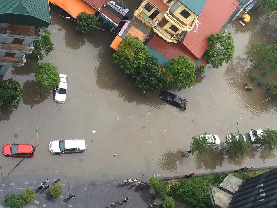 Mưa ngập, người xót xa nhất chắc chắn là những chủ xe ô tô. Ở tòa nhà chung cư gần Lĩnh Nam, thành viên có nickname Ba Phu Le cho biết: "Sáng mở mắt ra thấy quanh khu mình toàn nước, không nghĩ rằng trận mưa đêm qua lại ảnh hưởng lớn đến vậy. Lia mắt nhìn xuống sân thì con ô tô thân yêu của mình nước đã tràn vào trong khoang". Ảnh: Ba Phu Le.