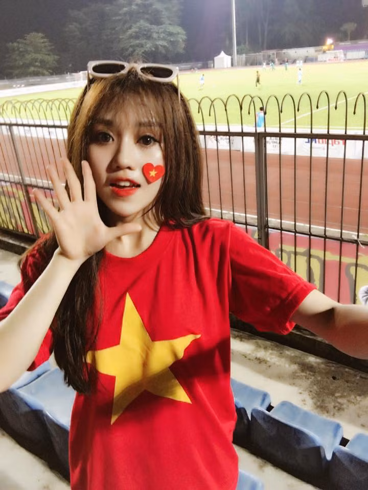 Trong trang phục quốc kì việt Nam, những lời hát ý nghĩa và giọng ca trong trẻo của Thùy Dung cùng người bạn Mai Loan đã chinh phục tất cả trái tim của cư dân mạng đang hừng hực khí thế chuẩn bị cho trận đấu của các cầu thủ U23 Việt Nam.