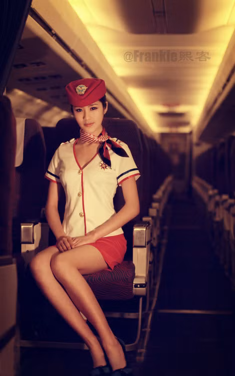 Bên cạnh những NHM khen thì nhiều người tỏ ra hoài nghi vẻ đẹp của nữ tiếp viên xinh đẹp nhất Trung Quốc này. Họ cho rằng, sắc thật của Triệu Lộ là nhờ trang điểm và công nghệ chỉnh sửa ảnh.