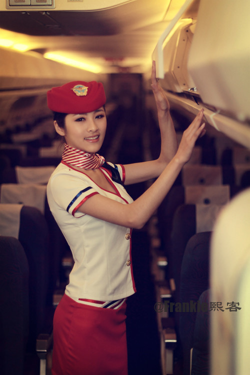 Mới đây, một nữ tiếp viên đã được cộng đồng mạng ngợi ca là “nữ tiếp viên hàng không xinh đẹp nhất Trung Quốc” sau khi những hình ảnh của cô trong bộ đồng phục được dân mạng đăng tải rộng rãi trên các trang mạng xã hội.