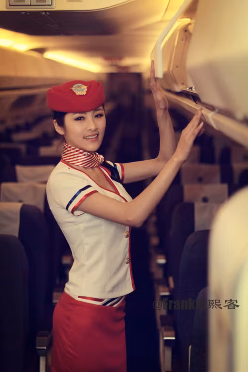 Mới đây, một nữ tiếp viên đã được cộng đồng mạng ngợi ca là “nữ tiếp viên hàng không xinh đẹp nhất Trung Quốc” sau khi những hình ảnh của cô trong bộ đồng phục được dân mạng đăng tải rộng rãi trên các trang mạng xã hội.