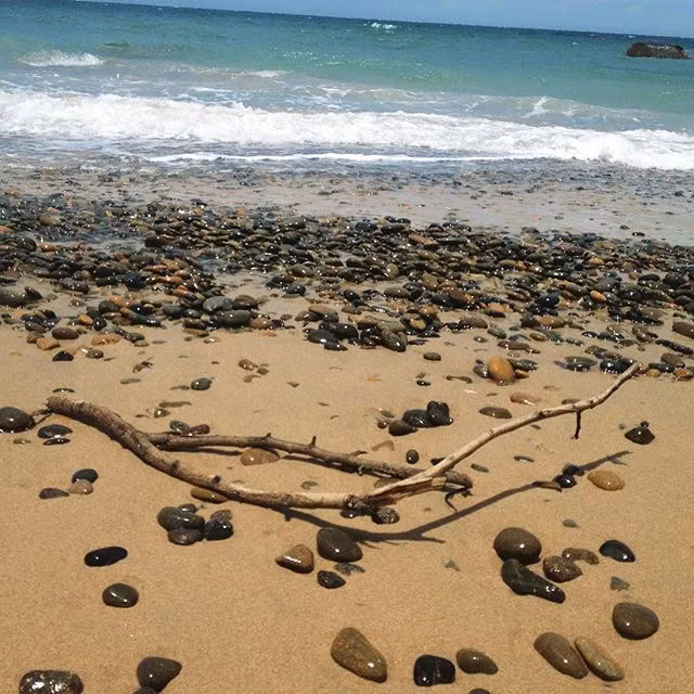 Nếu ngồi bên bãi đá bảy màu, bạn dùng tay sờ lên từng viên đá sẽ cảm nhận cái mát lạnh của chúng, đưa mắt nhìn ra biển xa xăm ngắm nhìn bóng những con thuyền đánh cá đang hăng say lướt sóng. Ảnh: hoangminhkien.