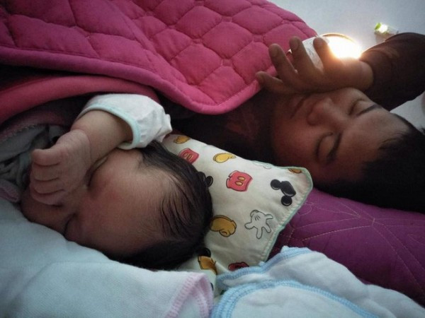 Ngay sau lời kêu gọi của một bà mẹ bỉm sữa, hội chị em đã cho đăng tải những khoảnh khắc hết sức dễ thương được họ chụp lại khi các ông bố ngủ hay chơi với con.