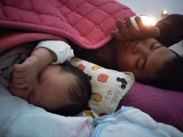 Ngay sau lời kêu gọi của một bà mẹ bỉm sữa, hội chị em đã cho đăng tải những khoảnh khắc hết sức dễ thương được họ chụp lại khi các ông bố ngủ hay chơi với con.