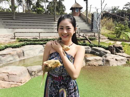 Tìm trên trang cá nhân của Hồng Châu, không thiếu những bức ảnh cô nàng này chỉ cần nở nụ cười cực đẹp là khiến bao trái tim băng giá phải "dã đông" lập tức.