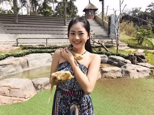 Tìm trên trang cá nhân của Hồng Châu, không thiếu những bức ảnh cô nàng này chỉ cần nở nụ cười cực đẹp là khiến bao trái tim băng giá phải "dã đông" lập tức.