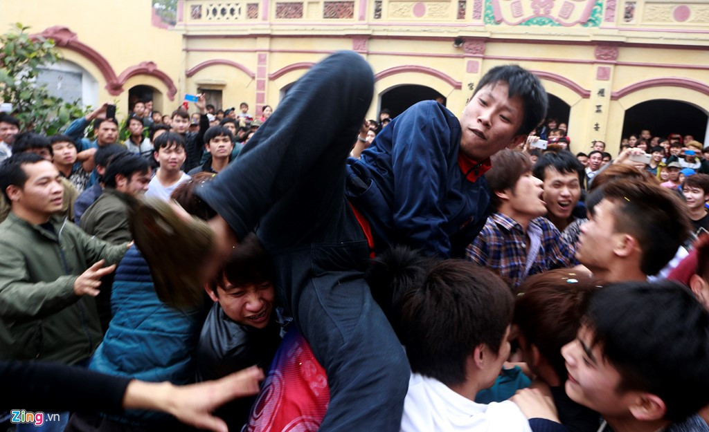 Việc đi lễ hội, chuyện to tiếng tranh cãi nhau là chuyện xảy ra khá nhiều và những du khách sẵn sàng dùng nắm đấm hay cẳng chân để nói chuyện với nhau. Ảnh: Zing.vn