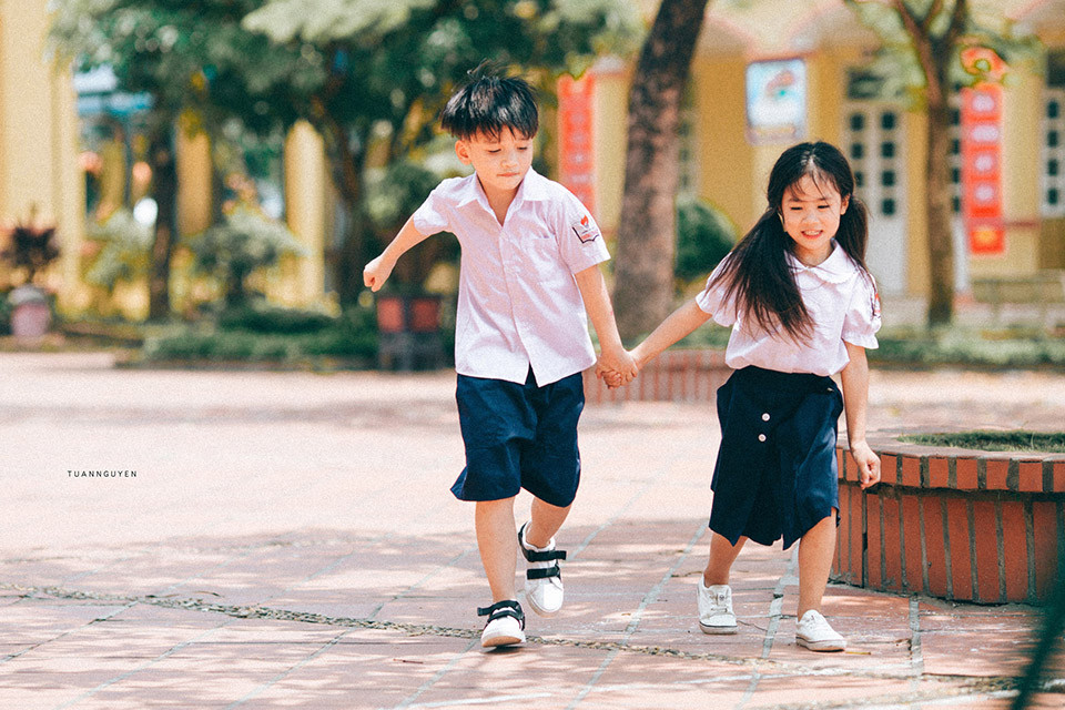 Được biết bộ ảnh trên là của nhiếp ảnh gia Tuấn Nguyễn hợp tác thực hiện với cặp đôi mẫu nhí Cao Hữu Nhật và Nguyễn Trần Hà My.