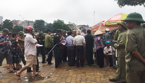 Đặc biệt, một số thành phần quá kích đã ném cả gậy gộc vào phía trong VFF.