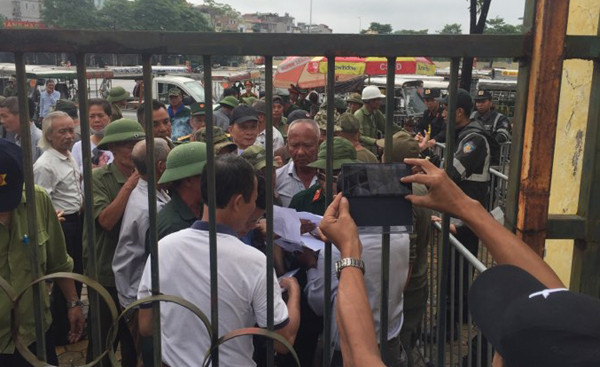 Việc các thương binh tụ tập trước cổng VFF đòi lấy vé khiến lực lượng an ninh làm việc vất vả.