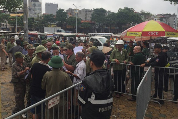 Đây không phải là lần đầu tiên các thương binh đến ''bao vây'' trụ sở VFF để đòi mua vé xem bóng đá.