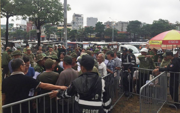 Điều đáng nói, dù chưa đến giờ nhưng các thương binh tập trung trước cổng VFF đã có những hành động không đẹp và nổi giận.