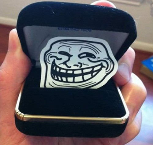 Trước khi mở hộp nhận nhân ngày được chồng tặng quà 8/3, nhiều chị em hí hửng sẽ là chiếc nhẫn kim cương, hột xoàn nhưng sự thật thì chẳng bao giờ như mong đợi.